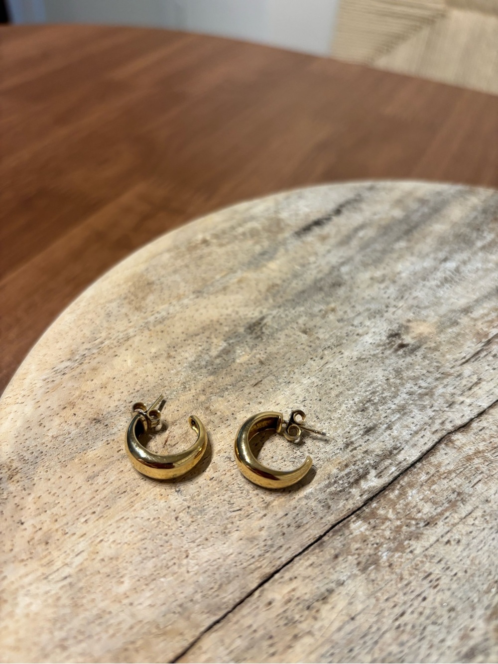 Mejuri Polished Gold Dome Huggie Earrings - Picture 3 of 7